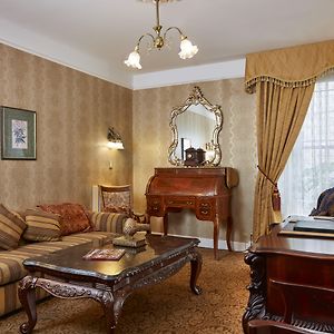 Royal Family Suite